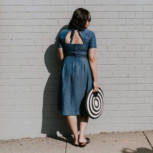 Banana Republic Tencel Tie-Back Denim A-Line - Size 2. Has pockets!